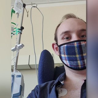 Cosimo aus Koblenz in einem Krankenhausbett, hinter ihm hängt eine Infusion