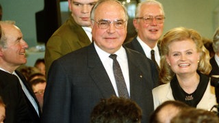 Bundeskanzler Helmut Kohl und seine Ehefrau Hannelore 1990 bei der Bunderstagswahl in der CDU-Zentrale in Bonn.