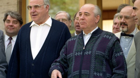 Der Deutsche Bundeskanzler Helmut Kohl neben Michail Gorbachev in Russland im Juli 1990.