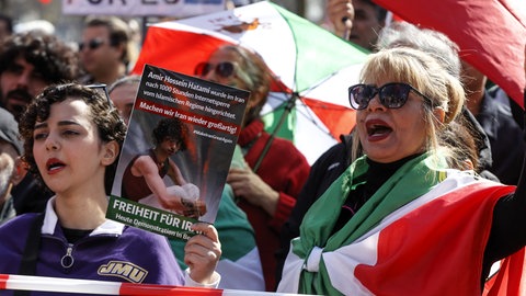 Zwei Frauen auf einer Demo gegen das Mullah-Regime im Iran (Archiv)