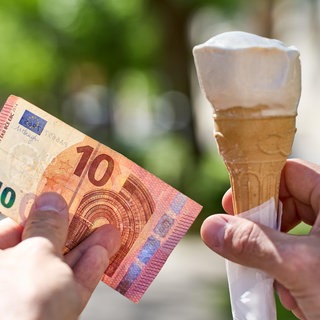 Teure Kugel Eis: Wegen der hohen Energiepreise haben einige Eisdielen ihre Preise erhöht.