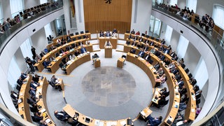 Blick von oben auf den Landtag RLP - CDU, SPD und Grüne wollen Verfassung ändern