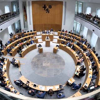 Blick von oben auf den Landtag RLP - CDU, SPD und Grüne wollen Verfassung ändern
