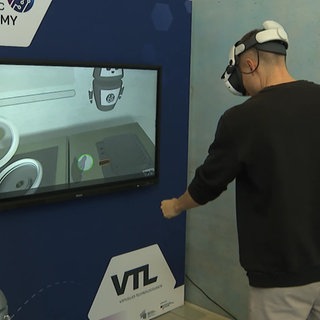Student probiert ein VR-Tool aus