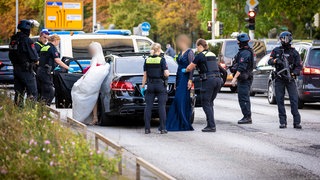 Dieser Hochzeitskorso ist in eine Polizeikontrolle geraten. Grund: Aus einigen Fahrzeugen heraus soll geschossen worden sein (Archivbild).