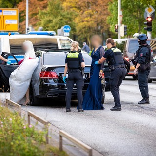 Dieser Hochzeitskorso ist in eine Polizeikontrolle geraten. Grund: Aus einigen Fahrzeugen heraus soll geschossen worden sein (Archivbild).