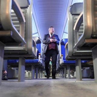 Dass ein Schaffner die Fahrscheine in Zügen der Deutschen Bahn alleine kontrolliert, wie hier in einem Regionalzug, soll bald ein eher seltener Anblick werden. Zunehmend setzt die Bahn Doppelteams ein - aus Sicherheitsgründen.