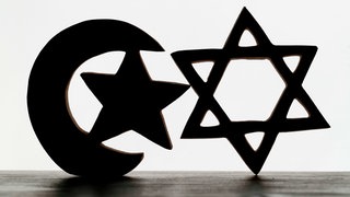 Es sind die Symbole vom Islam und dem Judentum zu sehen.