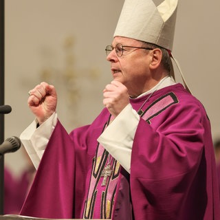Der Limburger Bischof Bätzing (Archivbild) bei einer Predigt.