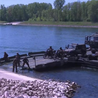 Bundeswehrübung am Rhein