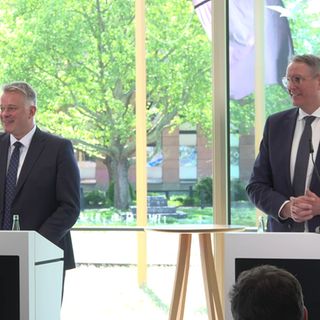 Die Verhandlungsführer Gordon Schnieder (CDU) und Alexander Schweitzer (SPD) stellen auf einer Pressekonferenz in Mainz die Ergebnisse der Koalitionsverhandlungen vor.