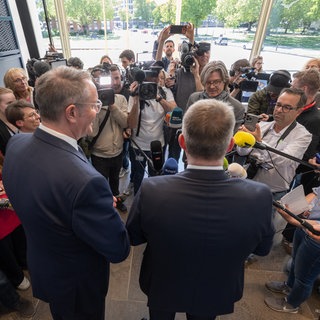 Gordon Schnieder (CDU, r) und Alexander Schweitzer (SPD) geben eine gemeinsame Pressekonferenz. Was sind die Schwerpunkte im Koalitionsvertrag?