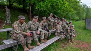 US-Soldaten sitzen auf Bänken während einer Übung auf dem Truppenübungsplatz Baumholder (Archivbild). 