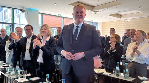 Gordon Schnieder (CDU) beim Landesparteiausschuss in Mainz, wo für den Koalitionsvertrag mit der SPD gestimmt wurde. 