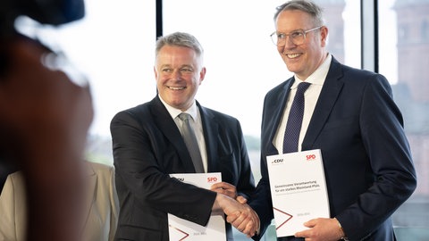 Gordon Schneider (CDU,l) und der scheidenden Ministerpräsident Alexander Schweitzer (SPD) präsentieren den gemeinsamen Koalitionsvertrag für die Regierung in Rheinland-Pfalz.