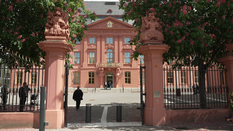 Blick auf das Landtagsgebäude von Rheinland-Pfalz in Mainz. Der alte Landtag hat in einer Sondersitzung eine Verfassungsänderung beschlossen. Damit sollen die Regeln für Untersuchungssauschüsse angepasst werden.