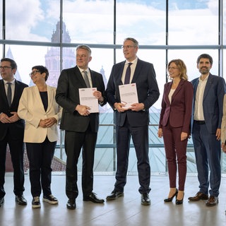 Politikerinnen und Politiker von CDU und SPD präsentieren den gemeinsamen Koalitionsvertrag für die Regierung in Rheinland-Pfalz.