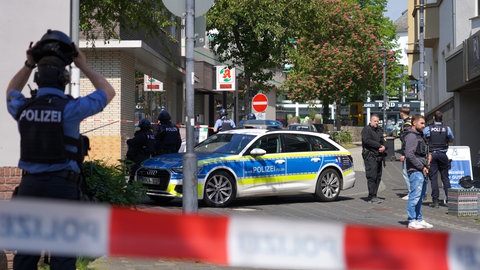 Polizei am Einsatzort einer vermeintlichen Geiselnahme