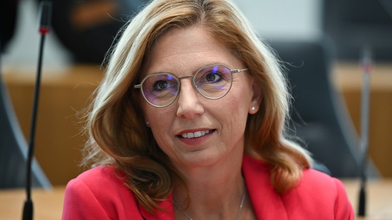 Sabine Bätzing-Lichtenthäler steht an der Spitze der rheinland-pfälzischen SPD und führte bislang die sozialdemokratische Fraktion im Landtag an.