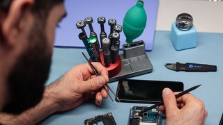 Geräte wie Smartphones müssen von den Herstellern in Zukunft reparierbarer gestaltet werden.