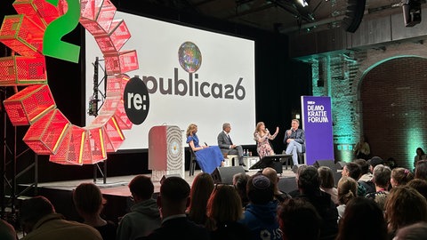 Beim SWR Demokratieforum auf der re:publica in Berlin diskutierten Linken-Politikerin Heidi Reichinnek, der bayrische Staatsminisiter für Wissenschaft und Kunst, Markus Blume (CSU), Ethikprofessorin Alena Buyx und Moderator Michel Friedman über Streitkultur, Sprache und Demokratie.