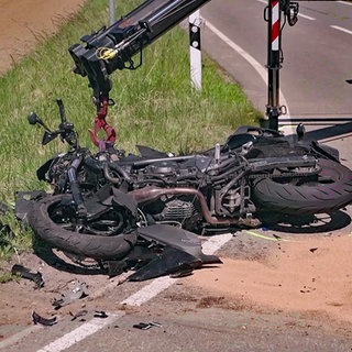 Eine 41-Jährige ist bei einem Motorradunfall bei Böbingen (Kreis Südliche Weinstraße) ums Leben gekommen. Das verunfallte Motorrad liegt am Straßenrand.