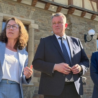 Ministerpräsident Gordon Schnieder (CDU) lässt sich von Landrätin Cornelia Weigand (parteilos) über den Stand im Ahrtal informieren.
