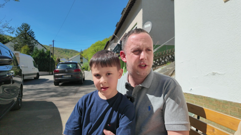 Liam und sein Vater Steve zuhause in Papiermühle (Kreis Bernkastel-Wittlich)