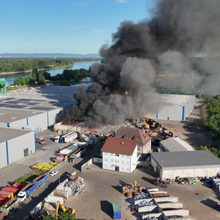 Rauchwolke bei einem Brand in Worms.