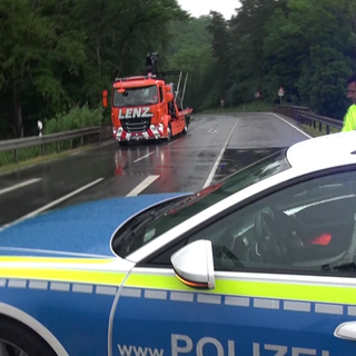 Polizeiauto und Abschleppwagen bei Wirft im Kreis Ahrweiler