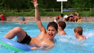 Immer mehr Schwimmbäder setzen auf KI-Überwachung, um Badegäste vor dem Ertrinken zu retten.