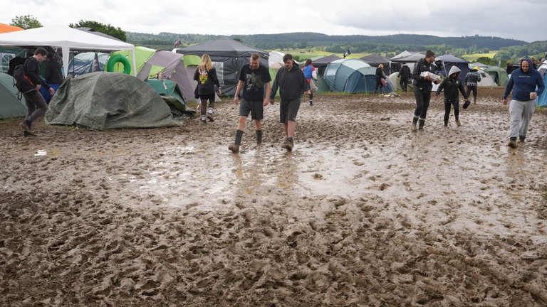 Rar-Camper waten durch den Schlamm.