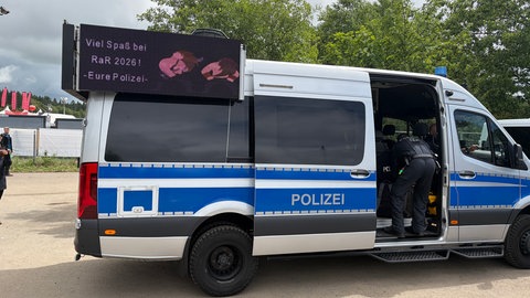 Polizeiwagen mit Schild "Viel Spaß bei RaR 2026! Eure Polizei"