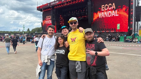 Fans von Ecca Vandal vor der Utopia Stage