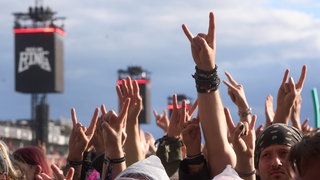 Musikfans jubeln bei Rock am Ring 2026