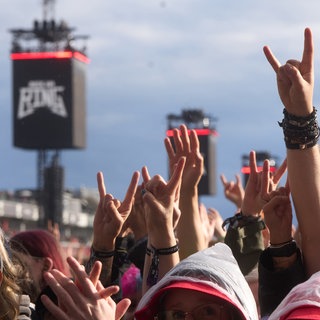 Musikfans jubeln bei Rock am Ring 2026