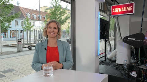 Die Fraktionsvorsitzende der Grünen im Landtag Rheinland-Pfalz beim Sommerinterview des SWR im Pop-up-Studio Kaiserslautern