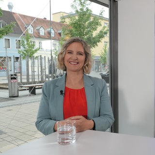 Die Fraktionsvorsitzende der Grünen im Landtag Rheinland-Pfalz beim Sommerinterview des SWR im Pop-up-Studio Kaiserslautern