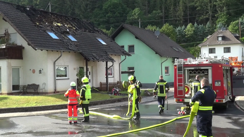 Brand in Leimbach. Zwei Einfamilienhäuser brenen. 