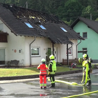Brand in Leimbach. Zwei Einfamilienhäuser brenen. 