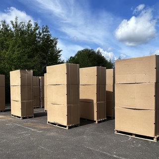 Der Zoll hat eine illegale Zigarettenfabrik in Staudt im Westerwald ausgehoben. Das Foto zeigt illegal produzierte Zigaretten verpackt.