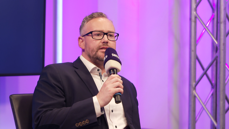 Sebastian Münzenmaier (AfD) über den angespannten Wohnungsmarkt: “Sie können sich doch nicht darüber beschweren, dass hier zu wenige Wohnungen sind, wenn in Deutschland in den letzten zehn Jahren vier Millionen Fremde dazugekommen sind. Selbstverständlich habe ich dann ein Problem mit Wohnungsnot.”