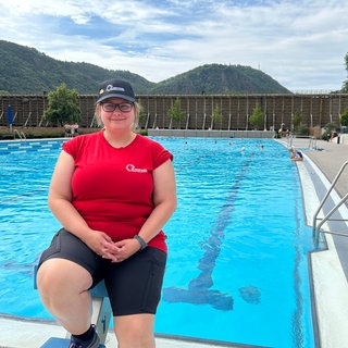Patricia Schantor lehnt sich an den Springblock des Schwimmerbecken an. 