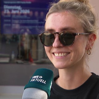 Junge Frau im Interview