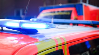 Blaulichter leuchten an einer Einsatzstelle (Symbolbild)