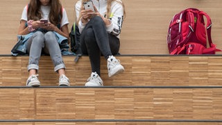 Die rheinland-pfälzische Bildungsministerin Eiling-Hütig plant ein Handyverbot an Schulen bis mindetens zur zehnten Klasse.