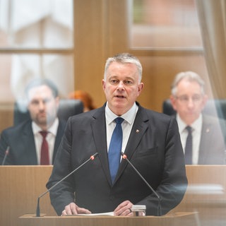 RLP-Ministerpräsident Gordon Schnieder hat sich vor der Landtagswahl gegen Sonderurlaub für hohe Beamte ausgesprochen, nun gibt es immer noch einen Beamten in RLP im Sonderurlaub.