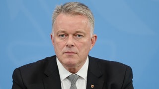 Ministerpräsident Gordon Schnieder bei einer Pressekonferenz - Archivbild