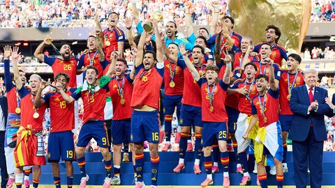Das spanische Team freut sich über den Weltmeister-Titel.