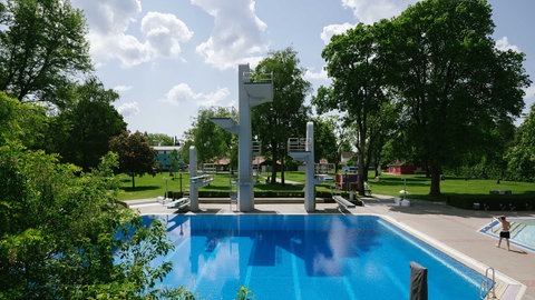 Ein Sprungturm in einem Freibad. 